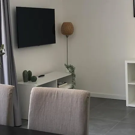 Apartment *central Lakeside Apt*swimming Pool & Free Parking